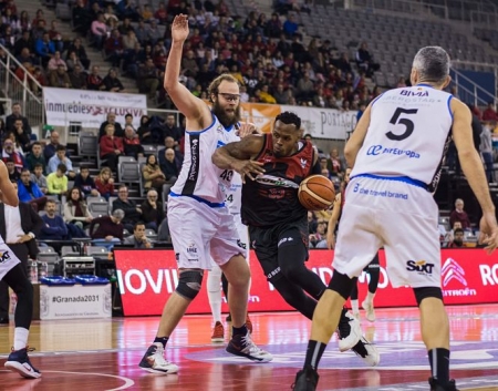 Earl Watson penetra en la zona (ESTEBAN SIERRA) 
