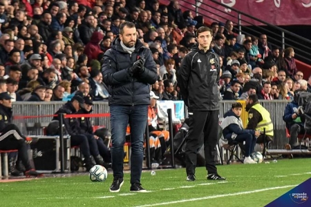 Diego Martínez anima a sus jugadores desde la banda (JOSÉ M. BALDOMERO) 