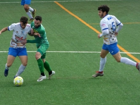 Ariza pugna por el balón con un jugador del Mancha Real (PACO CASTILLO) 
