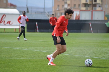 Vallejo conduce el balón durante la sesión (GRJ) Vallejo conduce el balón durante la sesión (GRJ)