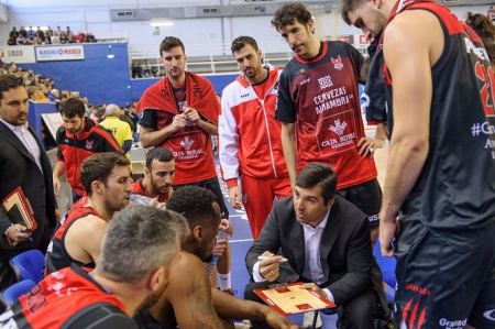 Pablo Pin da instrucciones durante un tiempo muerto (PHOTOGRAPHERS SPORTS) 