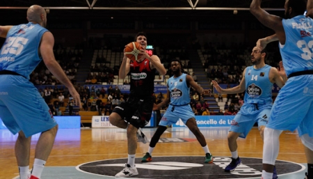 Joan Pardina intenta anotar en la zona (PHOTOGRAPHERS SPORTS) 