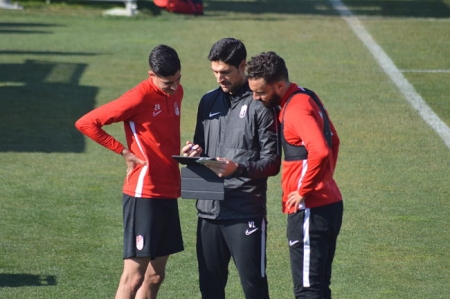 Lafuente da indicaciones durante un entrenamiento (GRJ) Lafuente da indicaciones durante un entrenamiento (GRJ)