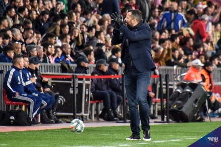 Diego Martínez aplaude durante un encuentro (GRJ) Diego Martínez aplaude durante un encuentro (GRJ)