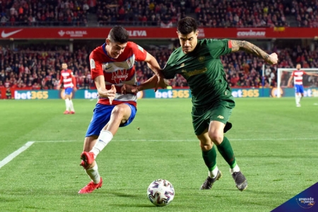 El coronavirus ha paralizado el fútbol (JOSÉ M. BALDOMERO) 