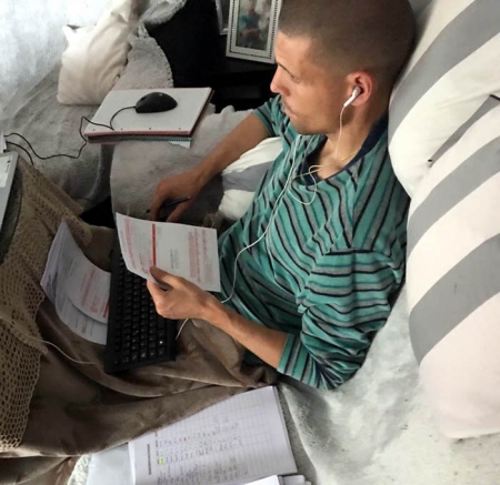 Gabri Padial, entrenador de la UD Maracena, trabajando en casa (GRJ)
