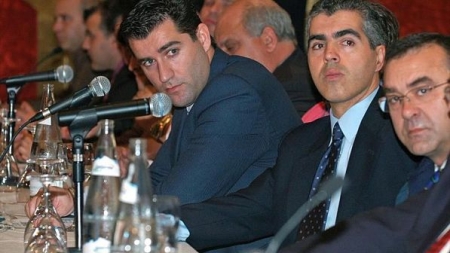 Paco Sanz, al fondo, en su etapa al frente del Granada CF