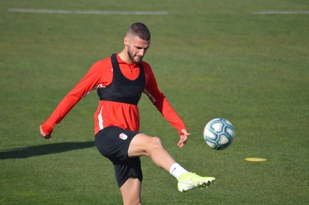 Duarte toca el balón durante la sesión (GRJ)