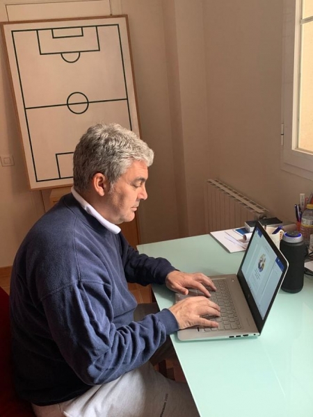 Joseba Aguado, entrenador del Huétor Vega, trabajando en casa (GRJ) 