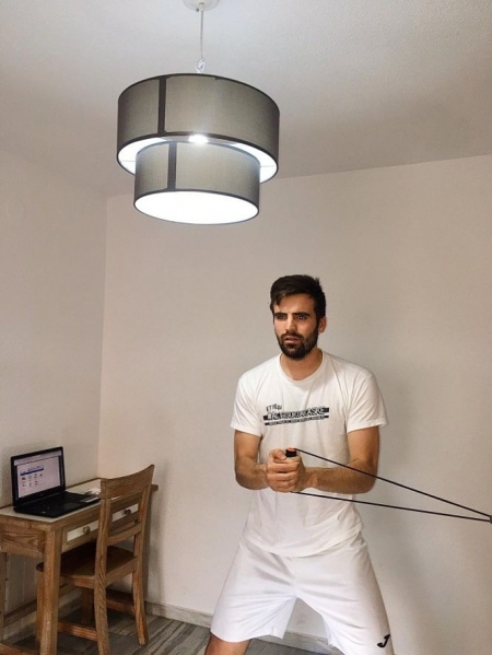 Unai Etxebarria realiza ejercicios en casa (GRANADA CF) 