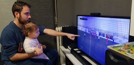 José Manuel García ve fútbol en casa junto a su hija (GRJ) 