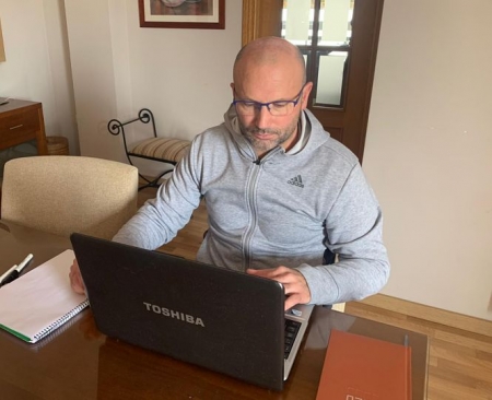 Thierry Pérez trabajando desde casa (GRJ) 