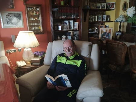 Pepe Sánchez dedicado a la lectura durante el confinamiento (GRJ) 