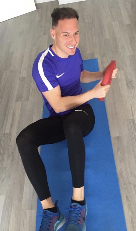 Migue García realizando ejercicio durante el confinamiento (GRANADA CF) 