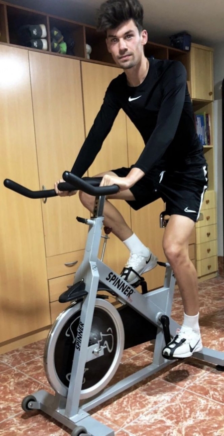Adri Butzke entrenando en casa durante este confinamiento (GRANADA CF) 