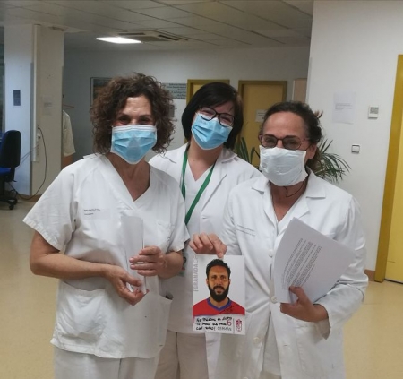 Sanitarias posan con la foto dedicada de Germán Sanitarias posan con la foto dedicada de Germán