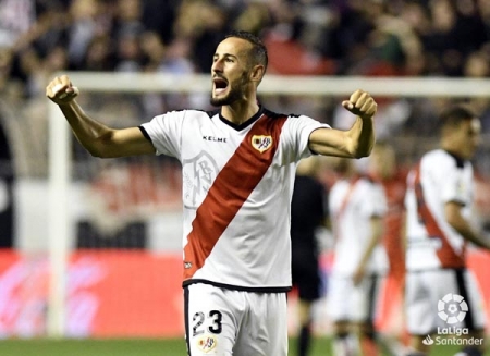 Gálvez con la camiseta del Rayo Vallecano (LA LIGA)