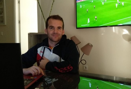Gabri Pecete viendo fútbol en casa (GRJ) 