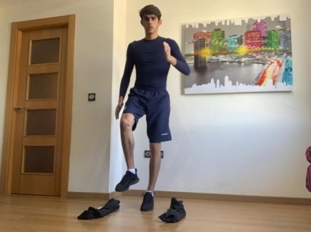 Arnau realiza ejercicios en casa (GRANADA CF) 