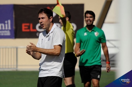 José Manuel García da animo a sus jugadores (GRJ) 