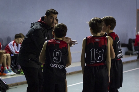 Juanra Ruiz da instrucciones durante un partido (FUNDACIÓN CB GRANADA) 