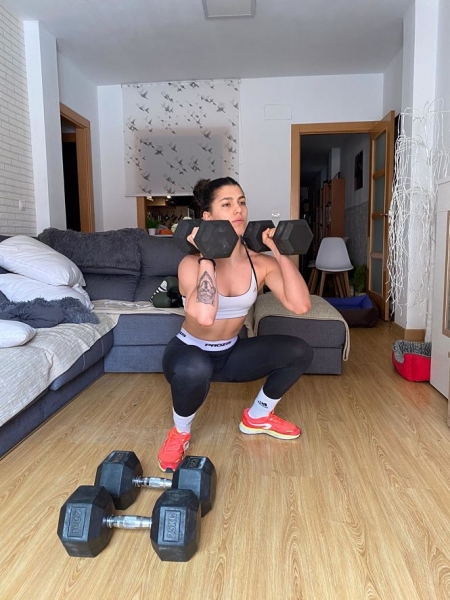 Jennifer Fernández entrenando en casa durante el confinamiento 