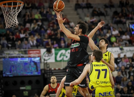 Sergio Olmos durante un partido con el Covirán Granada (FERMÍN RODRÍGUEZ) 