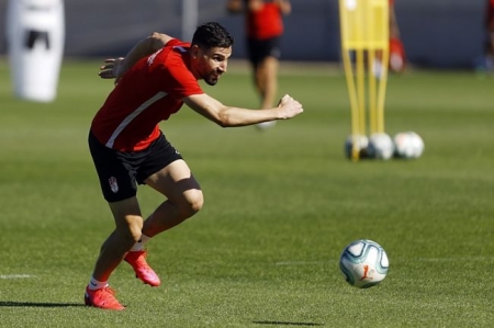 Puertas conduce el balón (P. VILLOSLADA GCF)