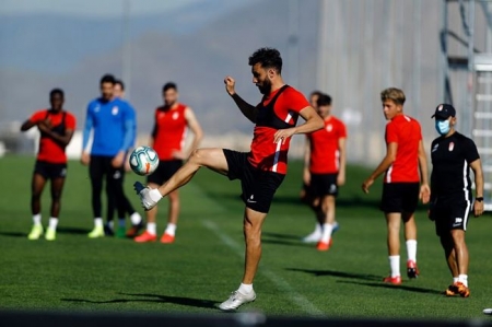 Germán golpea el balón en un entrenamiento (LALIGA)