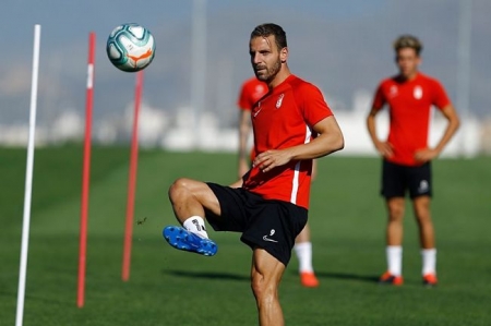 Soldado toca el balón durante el entrenamiento (LALIGA) Soldado toca el balón durante el entrenamiento (LALIGA)