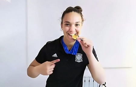 María Valenzuela con la medalla conseguida por la Selección española Sub17 (GRANADA CF) 