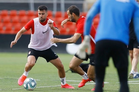 Vico trata de sortear a Víctor Díaz (GRJ) Vico trata de sortear a Víctor Díaz (GRJ)