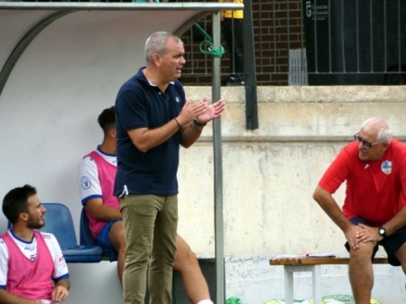 Jesús Párraga en el banquillo en un partido del Loja esta temporada (MIGUEL JAÍMEZ)