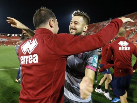 Vadillo celebra el ascenso sobre el césped del campo del Mallorca (GRANADA CF) Vadillo celebra el ascenso sobre el césped del campo del Mallorca (GRANADA CF)