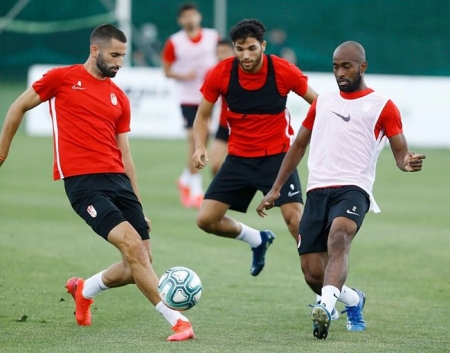 Foulquier y Gonalons pugnan por un balón (LALIGA) Foulquier y Gonalons pugnan por un balón (LALIGA)