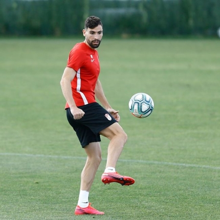 Puertas controla el balón durante la sesión (LALIGA)