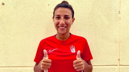 Pamela González ya posa con la camiseta del Granada (GRANADA CF) 