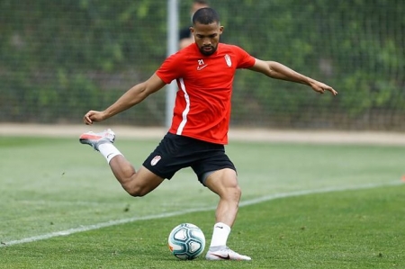 Herrera golpea el balón en un entrenamiento (LALIGA)