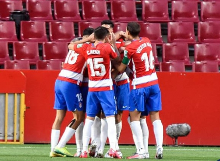 Los rojiblancos celebran el primer tanto (J. M. BALDOMERO)