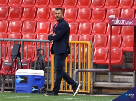 Diego Martínez, entrenador del Granada CF, delante de una grada vacía (JOSÉ M. BALDOMERO)