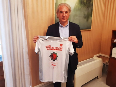 El concejal de deportes, José Antonio Huertas, con la camiseta conmemorativa (AYTO. GRANADA) 