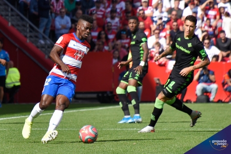 Aseez conduce el balón en el Granada - Betis de la primera vuelta (JM Baldomero)