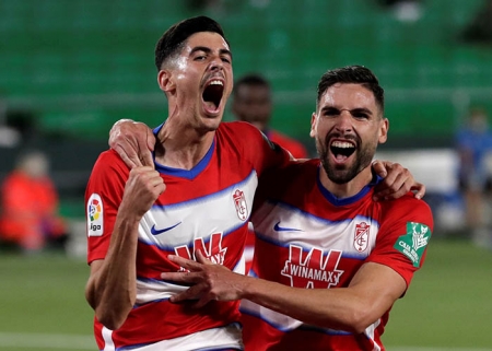 Puertas y Carlos Fernández se abrazan tras anotar el primer tanto (LALIGA)
