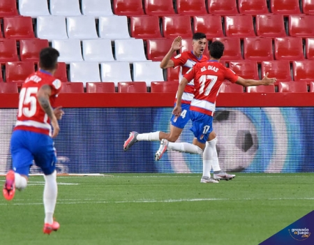 Carlos Fernández celebra el primer gol ante el Getafe (JOSÉ M. BALDOMERO)
