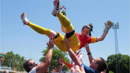 Andrea Romero es manteada por sus compañeras (GRANADA CF) 