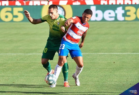 Darwin Machís en una acción de ataque de los locales ante la SD Eibar (JOSÉ M. BALDOMERO)