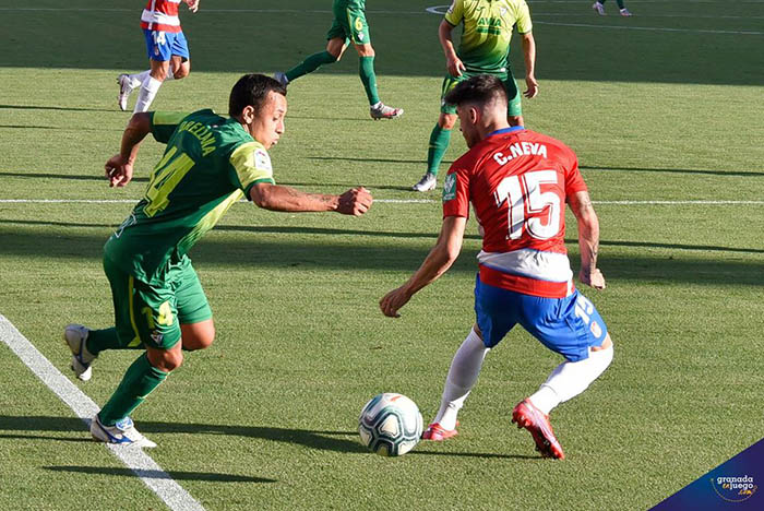 Fabián Orellana fue un incordio para la zaga rojiblanca durante todo el encuentro (JOSÉ M. BALDOMERO) Fabián Orellana fue un incordio para la zaga rojiblanca durante todo el encuentro (JOSÉ M. BALDOMERO)