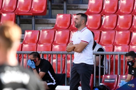 Diego Martínez, entrenador del Granada CF, dando instrucciones a sus jugadores (JOSÉ M. BALDOMERO)