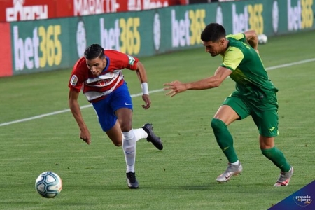 Antoñín intenta superar a un rival (BALDOMERO) 