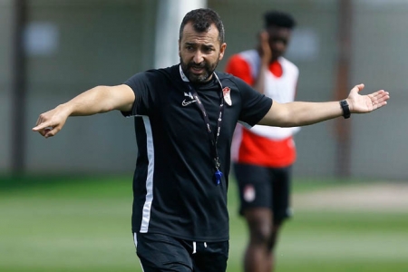Diego Martínez da instrucciones durante el entrenamiento (LALIGA)